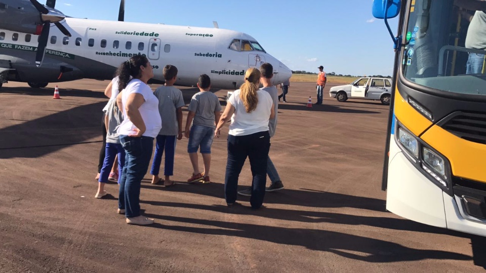 Alunos da APAE de Três Lagoas ‘decolam’ na imaginação em avião da Imetame