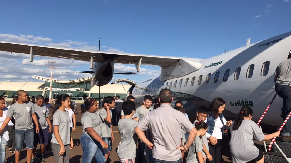 Alunos da APAE de Três Lagoas ‘decolam’ na imaginação em avião da Imetame