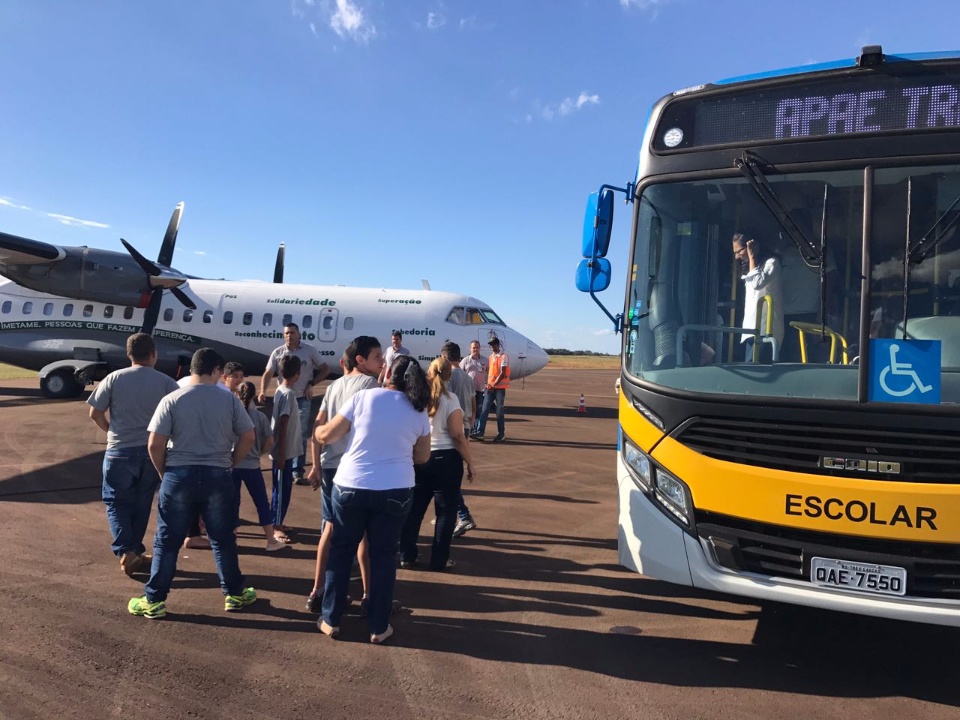 Alunos da APAE de Três Lagoas ‘decolam’ na imaginação em avião da Imetame