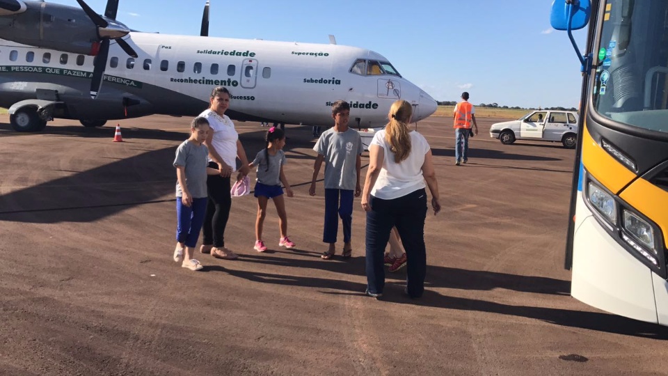 Alunos da APAE de Três Lagoas ‘decolam’ na imaginação em avião da Imetame