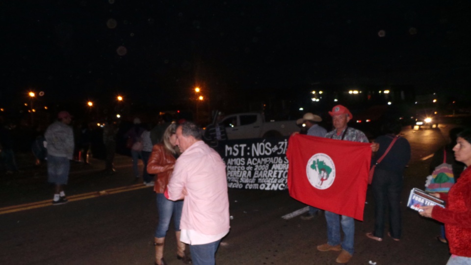 Contra reformas, sindicalistas fecham entrada e saídas de Três Lagoas