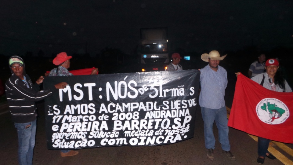 Contra reformas, sindicalistas fecham entrada e saídas de Três Lagoas