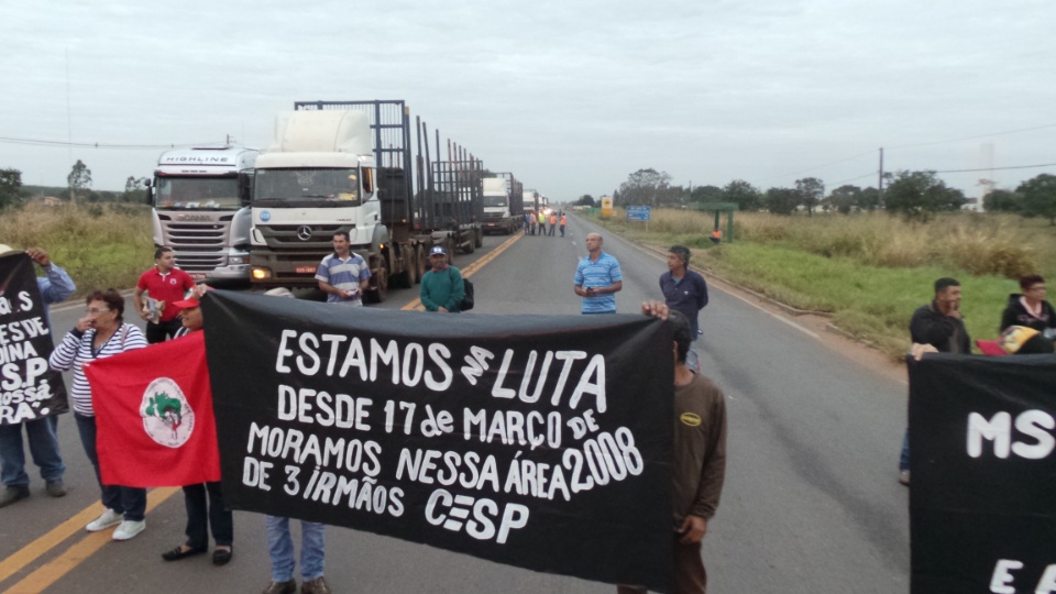 Contra reformas, sindicalistas fecham entrada e saídas de Três Lagoas