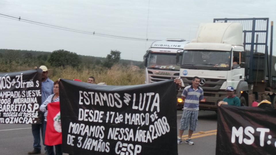 Contra reformas, sindicalistas fecham entrada e saídas de Três Lagoas