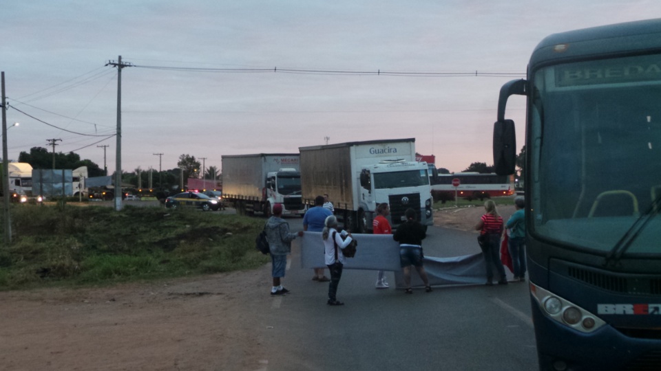 Contra reformas, sindicalistas fecham entrada e saídas de Três Lagoas