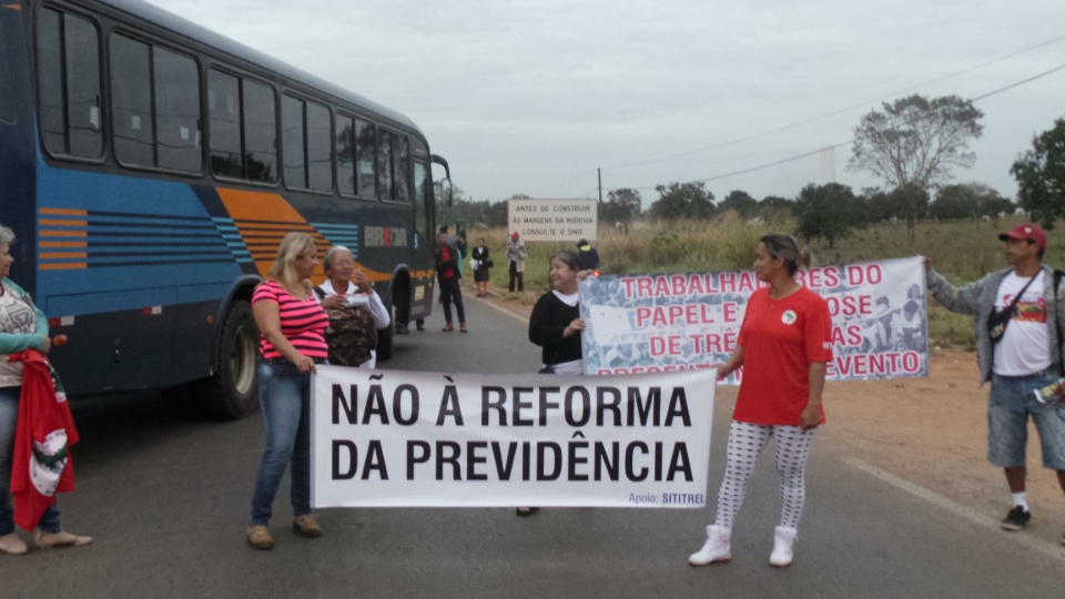 Contra reformas, sindicalistas fecham entrada e saídas de Três Lagoas