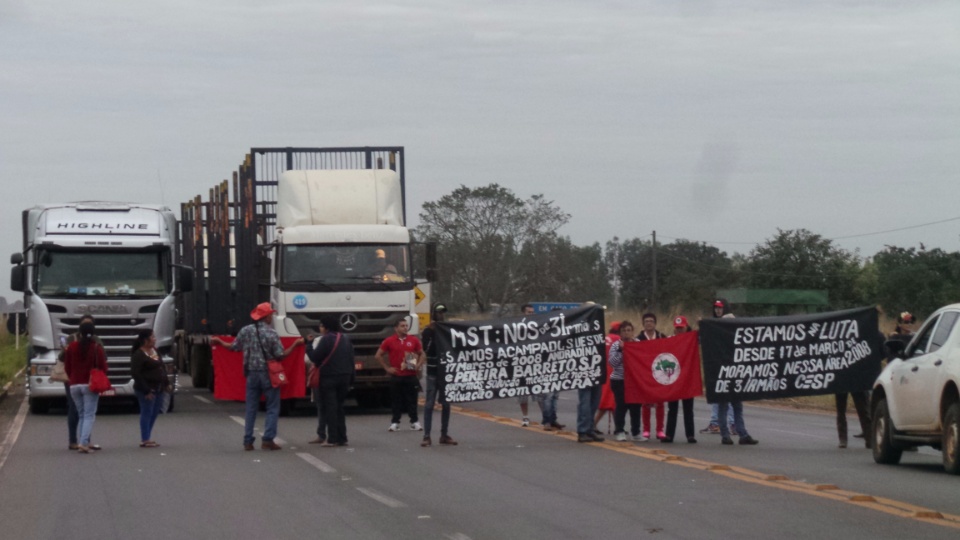 Contra reformas, sindicalistas fecham entrada e saídas de Três Lagoas