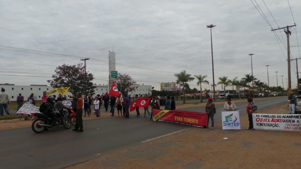 Contra reformas, sindicalistas fecham entrada e saídas de Três Lagoas