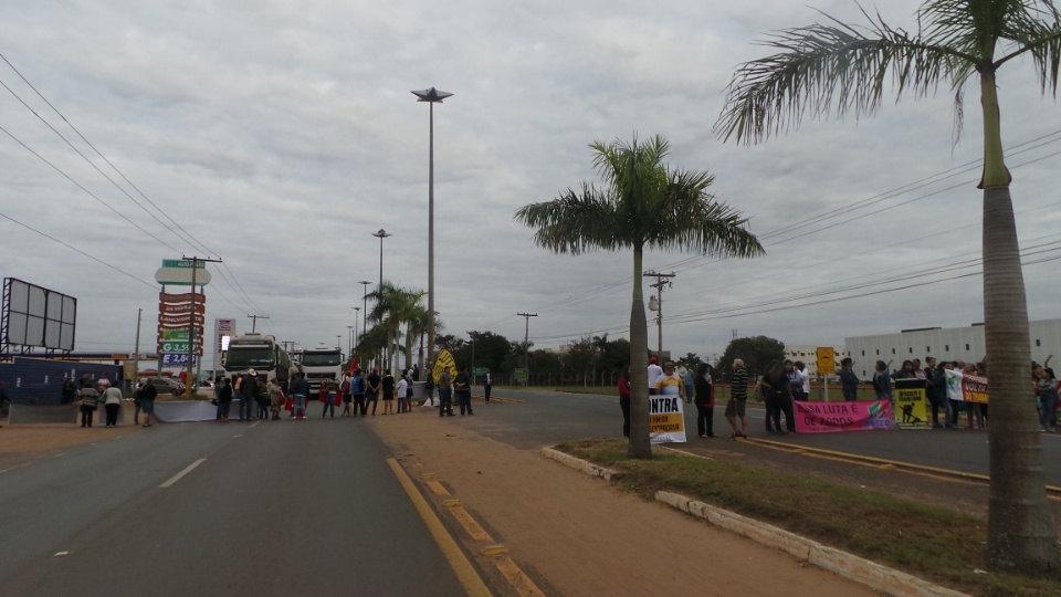 Contra reformas, sindicalistas fecham entrada e saídas de Três Lagoas