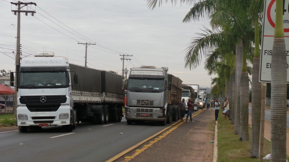 Contra reformas, sindicalistas fecham entrada e saídas de Três Lagoas