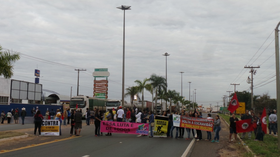 Contra reformas, sindicalistas fecham entrada e saídas de Três Lagoas