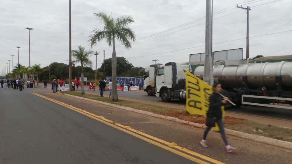 Contra reformas, sindicalistas fecham entrada e saídas de Três Lagoas