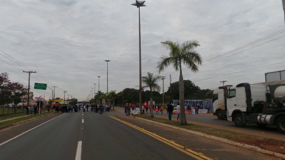 Contra reformas, sindicalistas fecham entrada e saídas de Três Lagoas