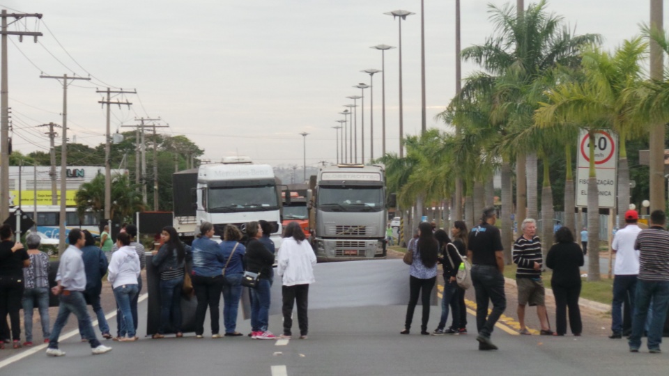 Contra reformas, sindicalistas fecham entrada e saídas de Três Lagoas