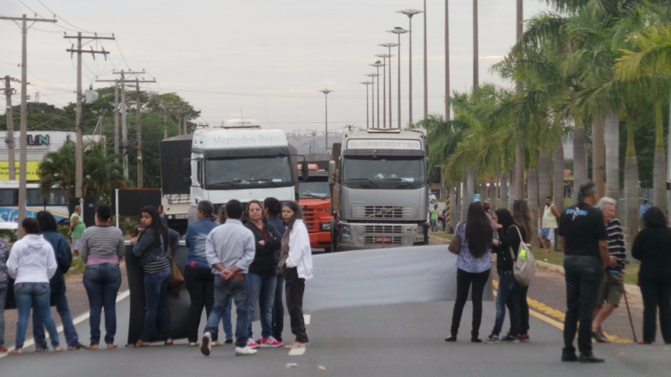 Contra reformas, sindicalistas fecham entrada e saídas de Três Lagoas