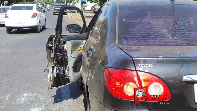 Ao abrir porta de carro, motorista atinge caminhonete em Três Lagoas