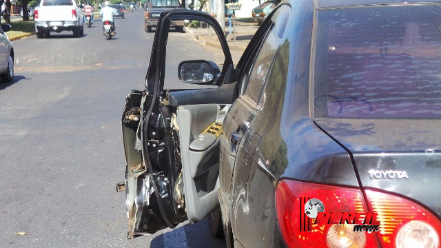Ao abrir porta de carro, motorista atinge caminhonete em Três Lagoas