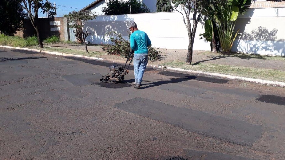 SEINTRA segue com ações de recuperação asfáltica e finaliza ações na Avenida Jary Mercante