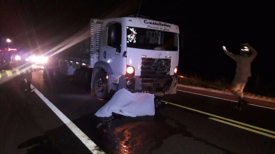 Após colisão frontal com caminhão na BR 267, motociclista vem a óbito