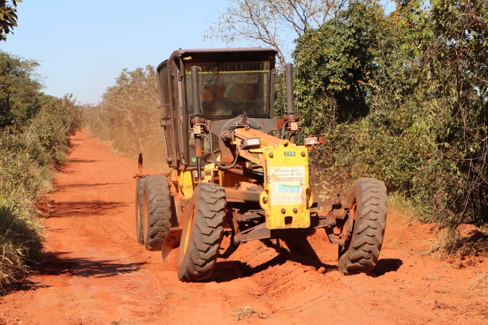 Máquinas da Prefeitura de Três Lagoas trabalham intensamente na recuperação de estradas rurais