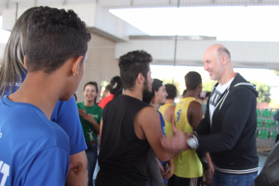 Antes de ministrar palestra, Tande vista atletas de Três Lagoas