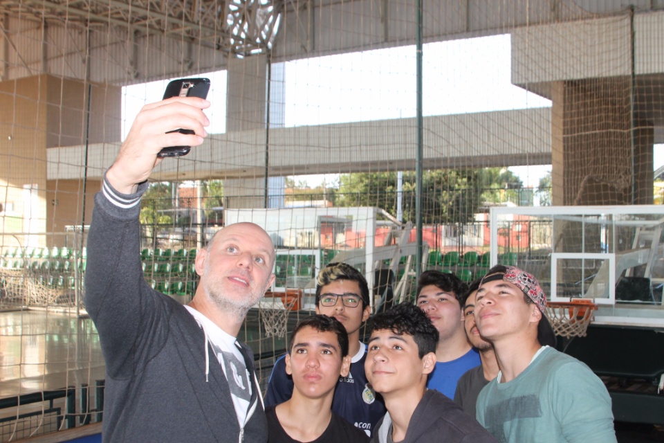 Antes de ministrar palestra, Tande vista atletas de Três Lagoas