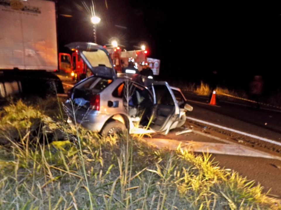 Batida frontal entre carro e carreta deixa três mortos em Bataguassu