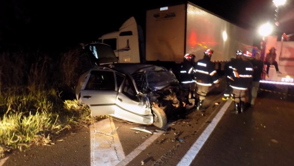 Batida frontal entre carro e carreta deixa três mortos em Bataguassu