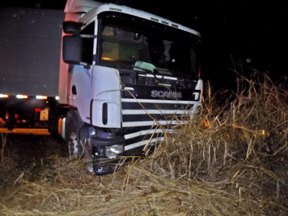 Batida frontal entre carro e carreta deixa três mortos em Bataguassu