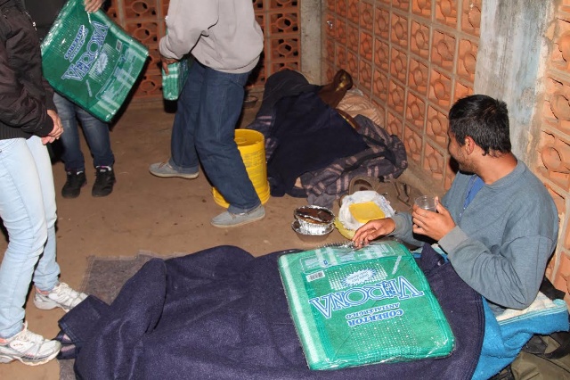 Moradores de rua de Três Lagoas ganham cobertores da prefeitura