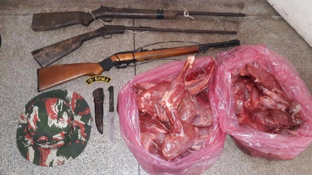 PMA prende e autua em R$ 5 mil um caçador com três rifles e animais abatidos