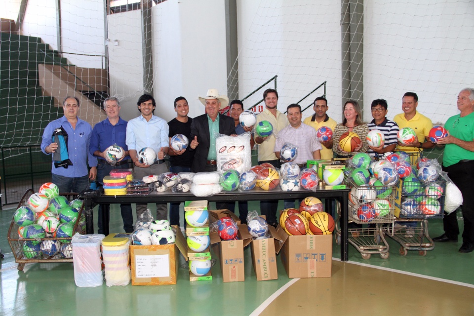 SEJUVEL entrega materiais esportivos a 20 modalidades