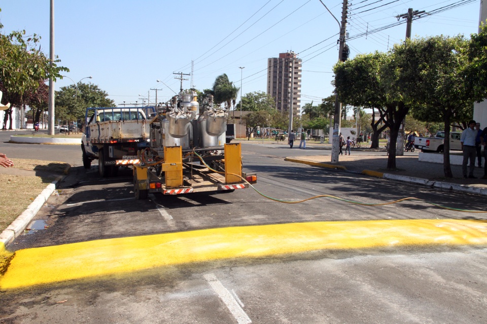 SEINTRA constrói lombada na Avenida Rosário Congro para ampliar segurança dos pedestres