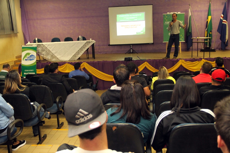 Acadêmicos e professores de Educação Física recebem curso para treinar atletas nas escolas