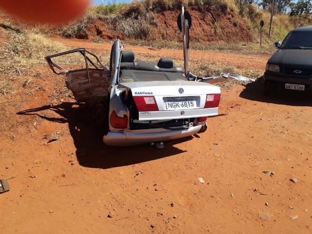 Carro parte ao meio em batida na 158; ninguém se feriu