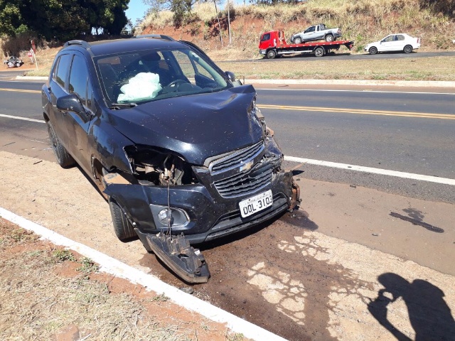 Carro parte ao meio em batida na 158; ninguém se feriu