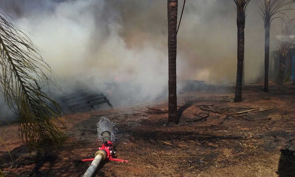 Fabricas são atingidas por incêndio em vegetação próxima