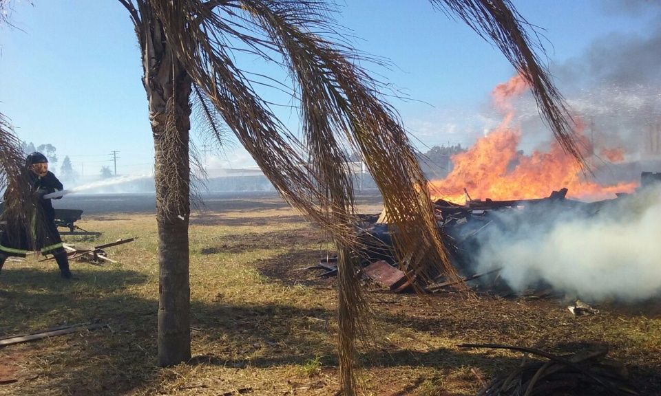 Fabricas são atingidas por incêndio em vegetação próxima
