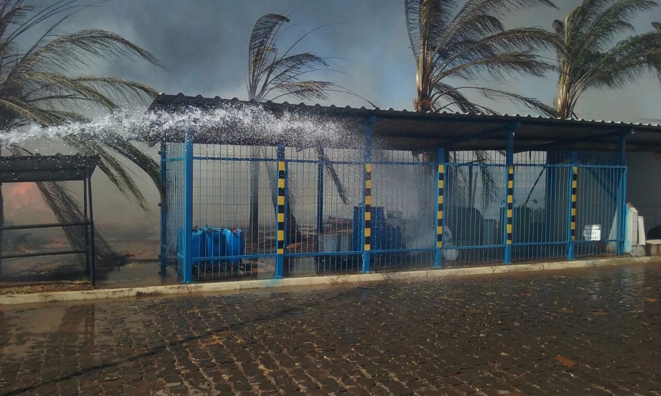 Fabricas são atingidas por incêndio em vegetação próxima