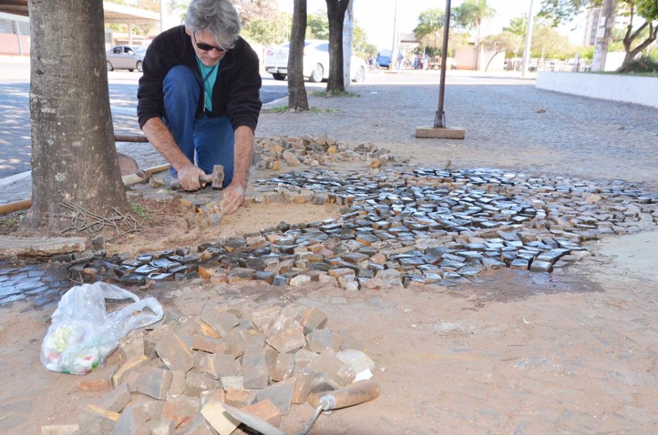 Administração recupera calçadas de pedras portuguesas no Centro de Três Lagoas