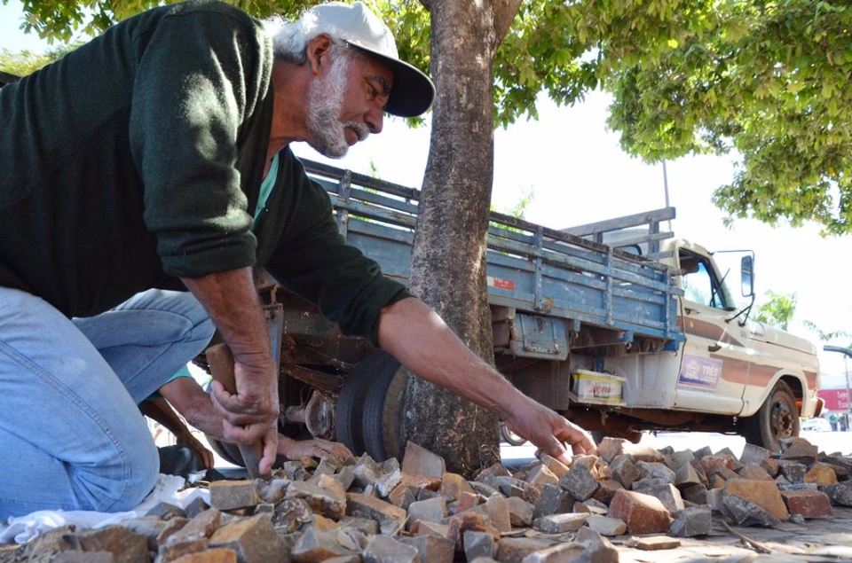 Administração recupera calçadas de pedras portuguesas no Centro de Três Lagoas