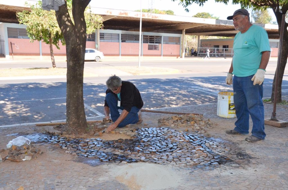 Administração recupera calçadas de pedras portuguesas no Centro de Três Lagoas