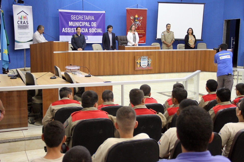 Crianças e adolescentes do Bombeiros do Amanhã são graduados