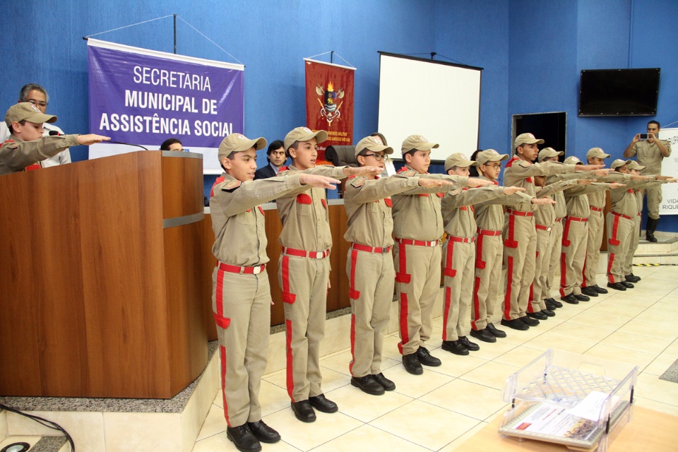 Crianças e adolescentes do Bombeiros do Amanhã são graduados