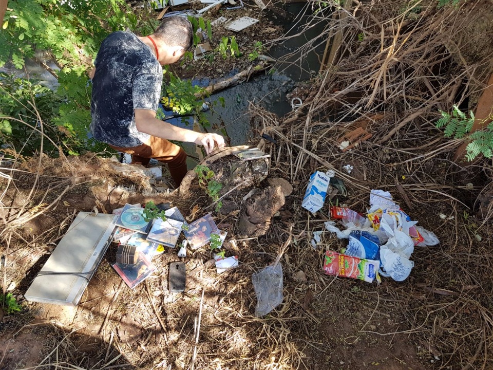 Homem é flagrado jogando lixo em córrego de Três Lagoas