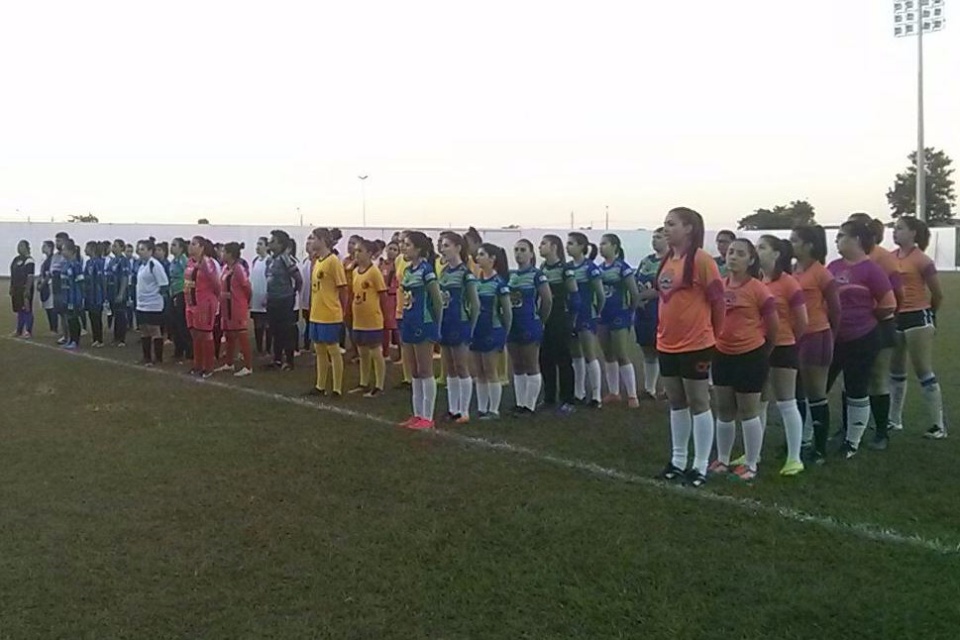 Campeonato Feminino de Futebol inicia e faz doação à Rede Feminina de Combate ao Câncer