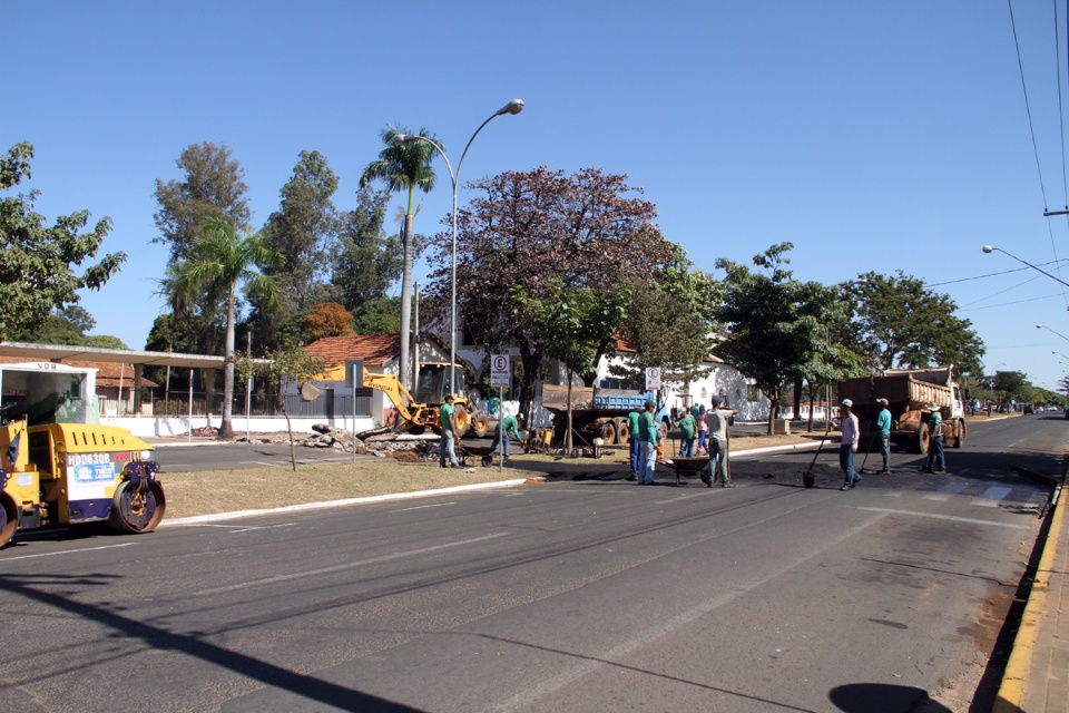 Prefeitura de Três Lagoas constrói faixa elevada em frente ao ponto de ônibus central