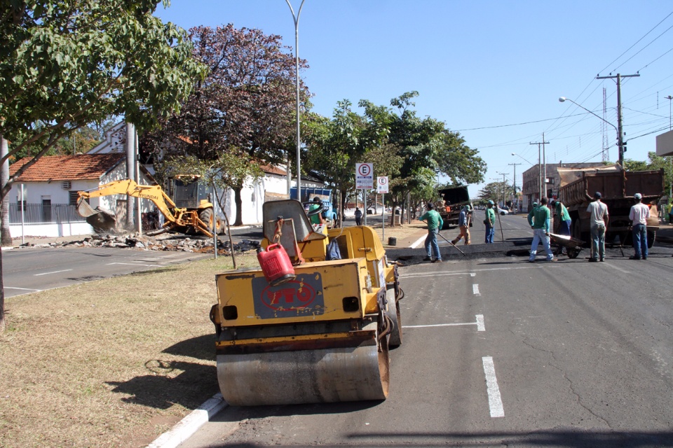 Prefeitura de Três Lagoas constrói faixa elevada em frente ao ponto de ônibus central