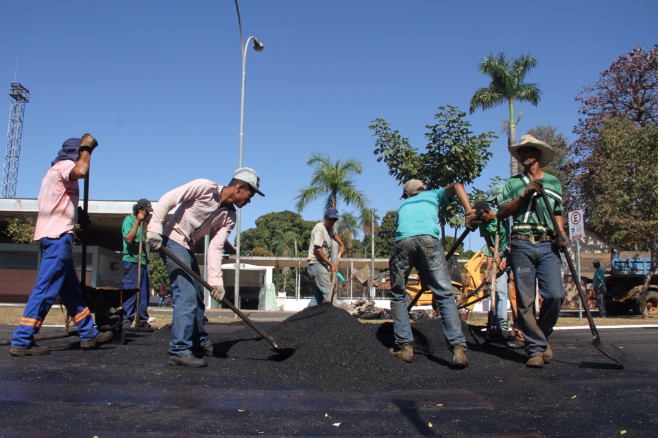 Prefeitura de Três Lagoas constrói faixa elevada em frente ao ponto de ônibus central