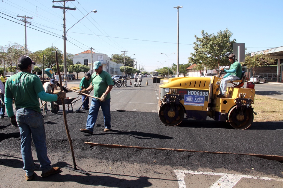 Prefeitura de Três Lagoas constrói faixa elevada em frente ao ponto de ônibus central